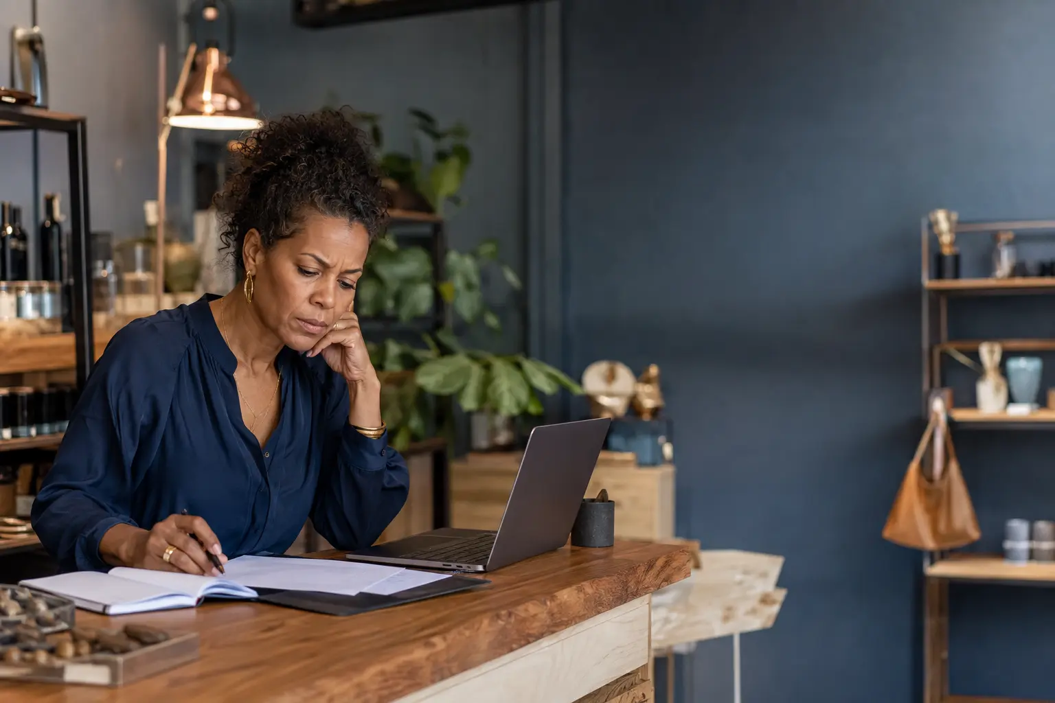 Entrepreneure confrontée à des difficultés professionnelles
